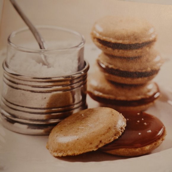 Les Petits Macarons: Colorful French Confections to Make at Home - Picture 5 of 6